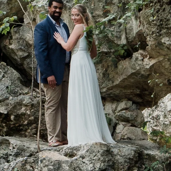 Gorgeous prom or wedding dress. - Picture 1 of 3